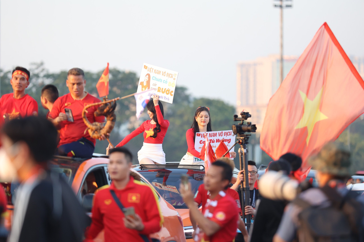 Dòng người bắt đầu tiến vào sân để ổn định chỗ ngồi sớm.