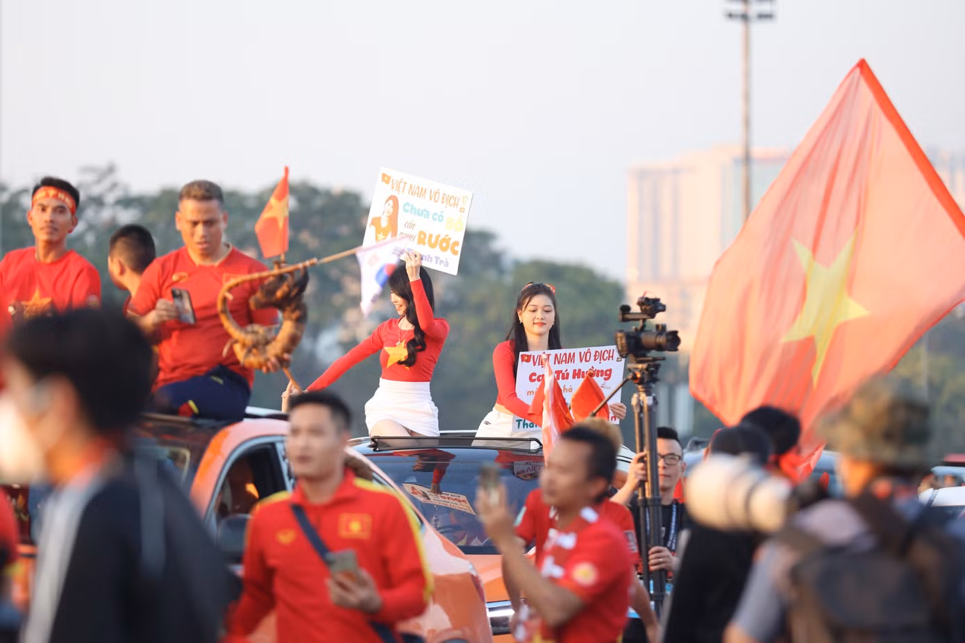 Dòng người bắt đầu tiến vào sân để ổn định chỗ ngồi sớm.