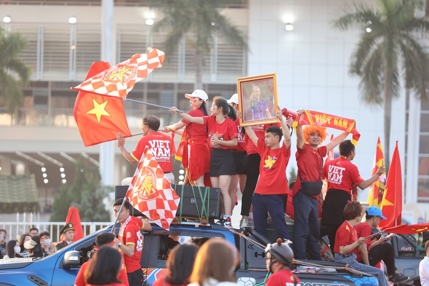 Bên ngoài sân, đoàn diễu hành vẫn miệt mài cổ động, tiếp sức cho các chàng trai đội tuyển Việt Nam