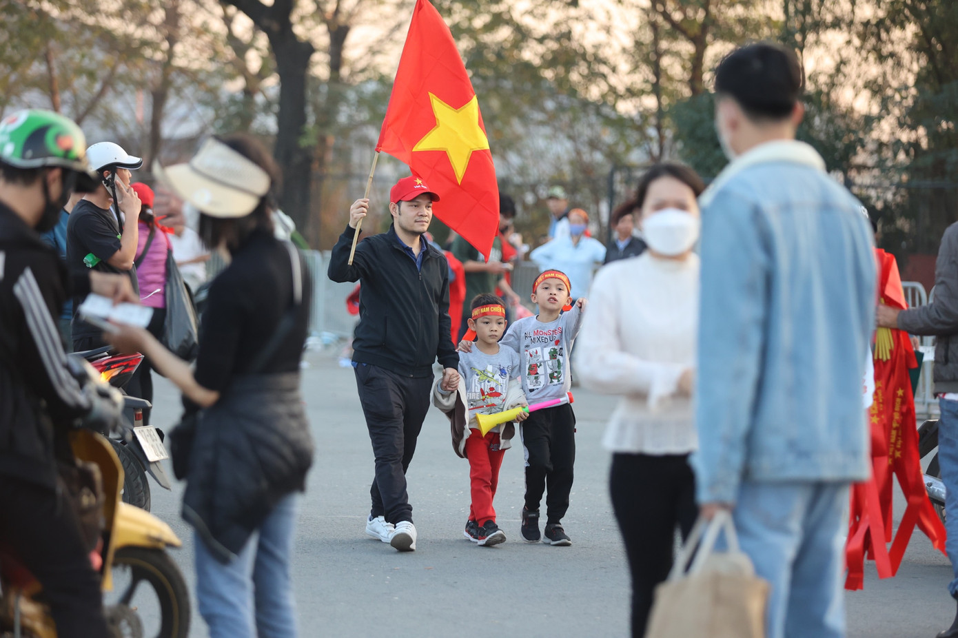 Dòng người bắt đầu tiến vào sân để ổn định chỗ ngồi sớm.