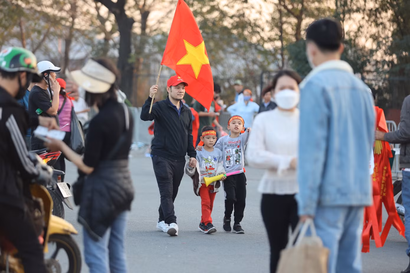 Dòng người bắt đầu tiến vào sân để ổn định chỗ ngồi sớm.