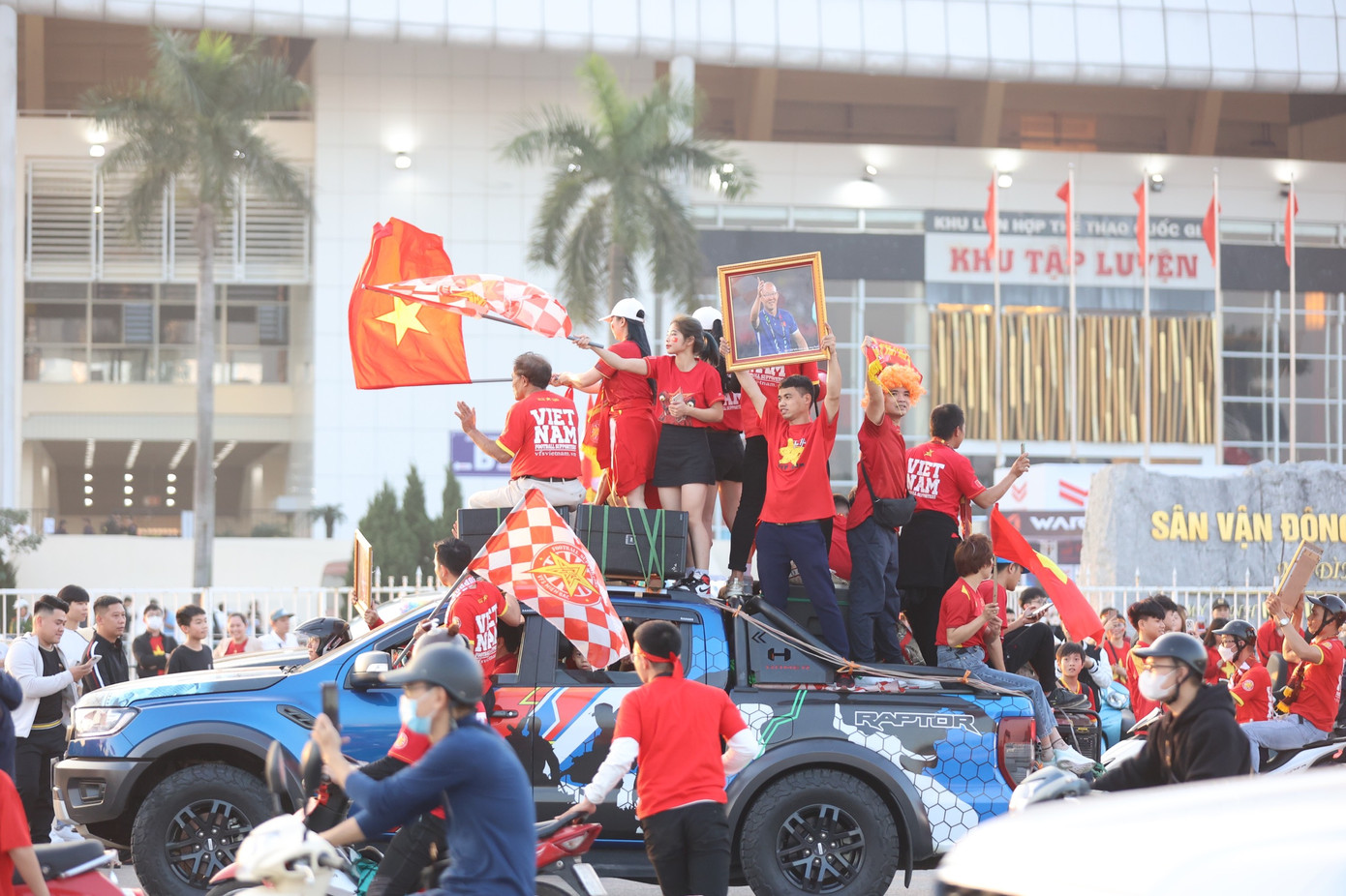 Đoàn xe đi qua nhiều tuyến phố của Thủ đô trước khi hướng về sân Mỹ Đình