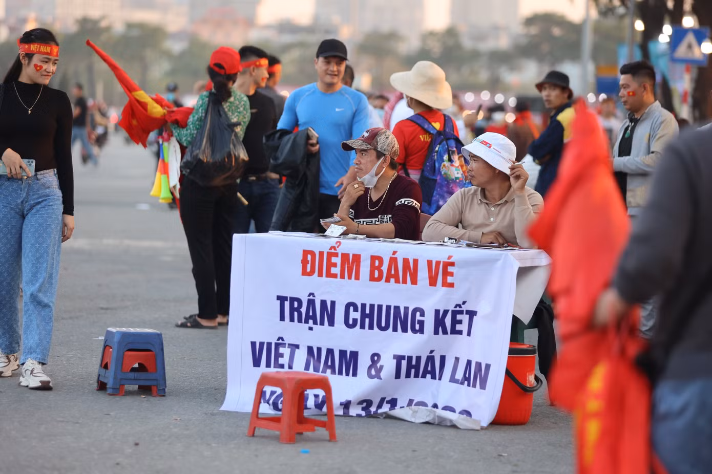 Một số người hâm mộ vẫn tìm kiếm những chiếc vé cuối cùng để không bỏ lỡ trận chung kết.