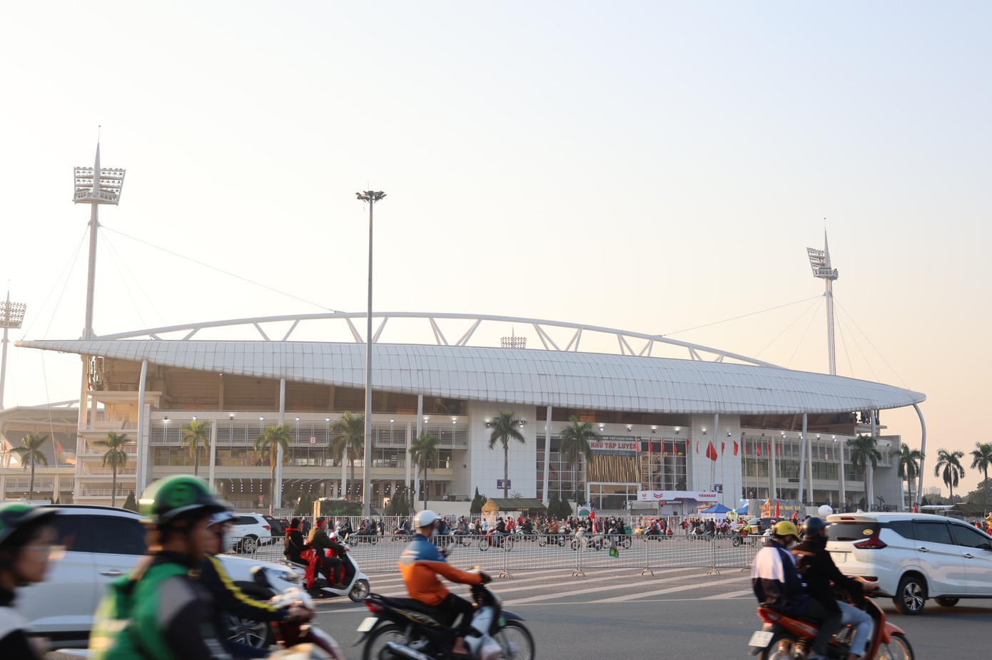 Mặc dù còn vài tiếng nữa trận chung kết mới diễn ra, nhưng người hâm mộ đã tập trung đông đảo trước sân Mỹ Đình.