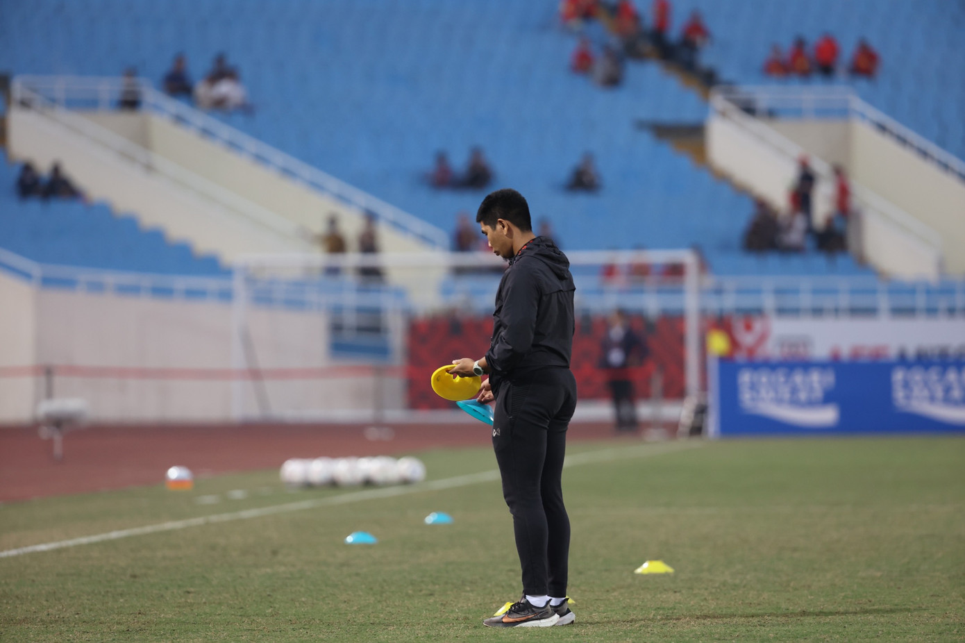 Các trợ lý đội tuyển Thái Lan chuẩn bị dụng cụ cho bài tập khởi động trước trận của các cầu thủ Các trợ lý đội tuyển Thái Lan chuẩn bị dụng cụ cho bài tập khởi động trước trận của các cầu thủ