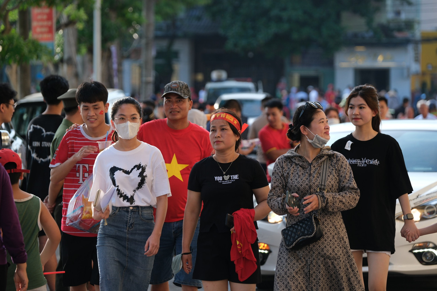 Dự kiến trận đấu không chỉ có sự tham gia của người hâm mộ Nam Định mà còn cả nhân dân các tỉnh khác. Tất cả đều muốn trở thành một phần của sự sôi động tại Thiên Trường. Dự kiến trận đấu không chỉ có sự tham gia của người hâm mộ Nam Định mà còn cả nhân dân các tỉnh khác. Tất cả đều muốn trở thành một phần của sự sôi động tại Thiên Trường.