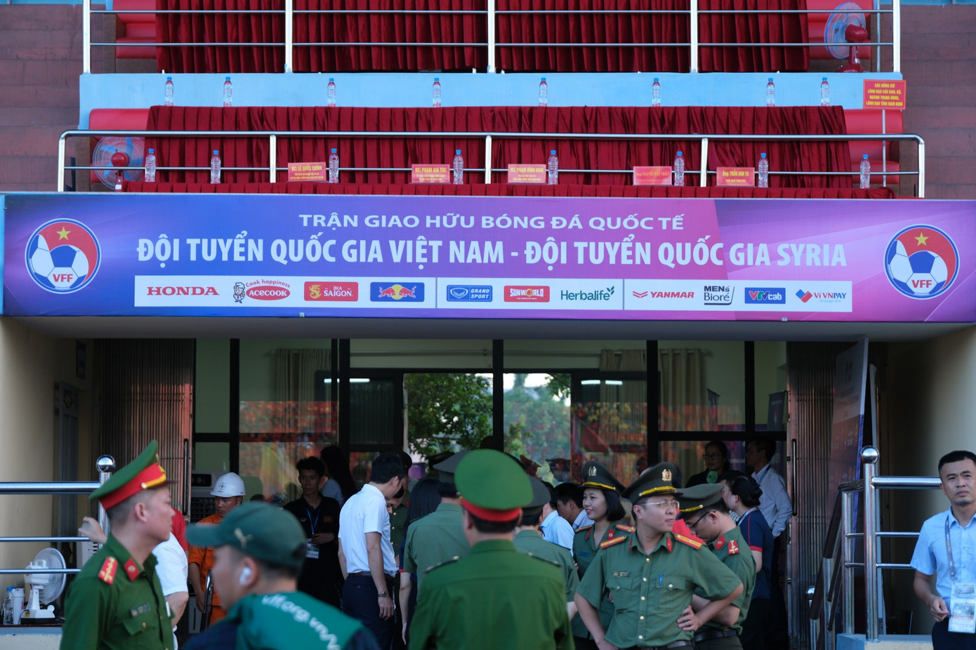 Dự kiến trận đấu không chỉ có sự tham gia của người hâm mộ Nam Định mà còn cả nhân dân các tỉnh khác. Tất cả đều muốn trở thành một phần của sự sôi động tại Thiên Trường. Dự kiến trận đấu không chỉ có sự tham gia của người hâm mộ Nam Định mà còn cả nhân dân các tỉnh khác. Tất cả đều muốn trở thành một phần của sự sôi động tại Thiên Trường.