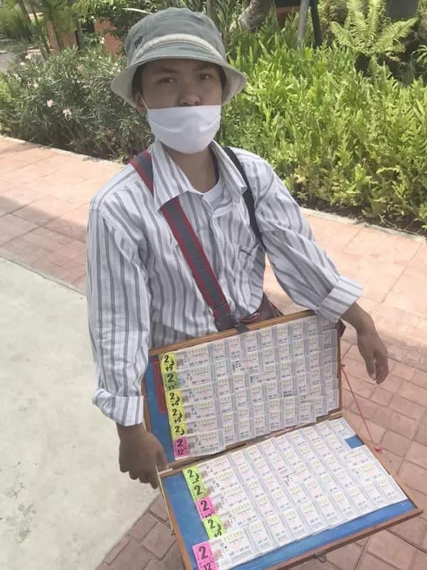 Mutita phải đi bộ 16 cây số mỗi ngày để bán vé số dạo. (Ảnh: Thairath)