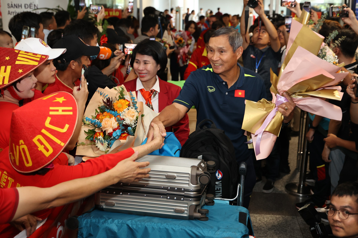 Mừng về nhà, các cô gái kim cương! ảnh 60