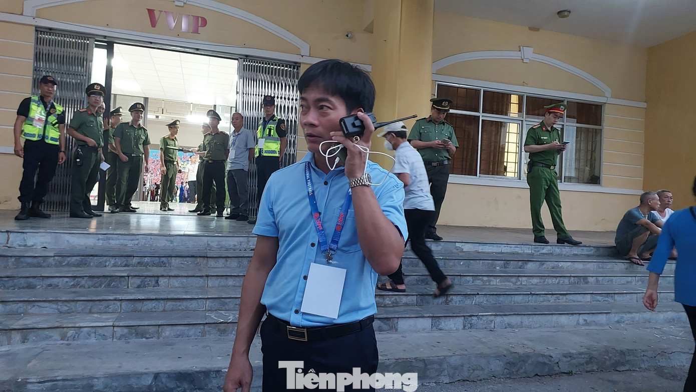 Trao đổi với báo Tiền Phong, ông Đỗ Đình Điểm, Giám đốc Trung tâm Thể thao thành tích cao Nam Định, đơn vị quản lý sân Thiên Trường (ảnh trên bên trái) cho biết, dự kiến có khoảng 15-16 ngàn khán giả cổ vũ Đội tuyển vào tối nay.