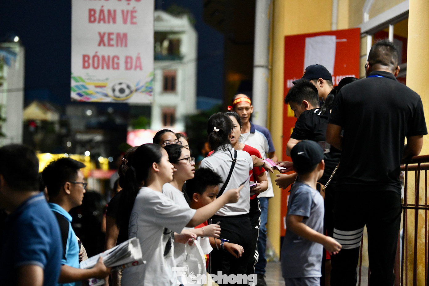 Trước trận đấu khoảng 1 tiếng, dòng người đổ về càng đông. Họ có thể mua vé từ Ban tổ chức hoặc dân phe vé với mức giá tương đương.