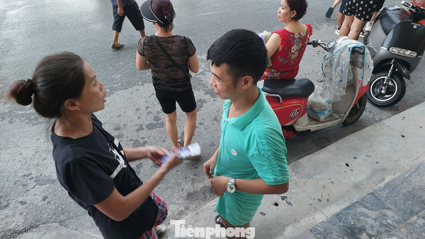 Trao đổi với báo Tiền Phong, ông Đỗ Đình Điểm, Giám đốc Trung tâm Thể thao thành tích cao Nam Định, đơn vị quản lý sân Thiên Trường (ảnh trên bên trái) cho biết, dự kiến có khoảng 15-16 ngàn khán giả cổ vũ Đội tuyển vào tối nay.