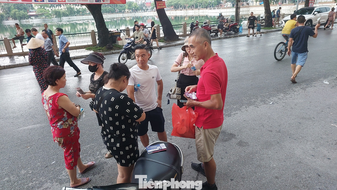 Trao đổi với báo Tiền Phong, ông Đỗ Đình Điểm, Giám đốc Trung tâm Thể thao thành tích cao Nam Định, đơn vị quản lý sân Thiên Trường (ảnh trên bên trái) cho biết, dự kiến có khoảng 15-16 ngàn khán giả cổ vũ Đội tuyển vào tối nay.