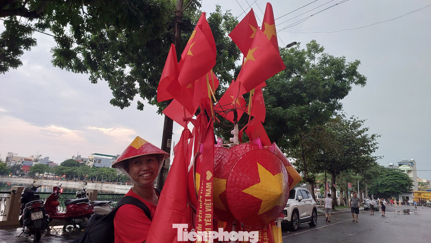 Trao đổi với báo Tiền Phong, ông Đỗ Đình Điểm, Giám đốc Trung tâm Thể thao thành tích cao Nam Định, đơn vị quản lý sân Thiên Trường (ảnh trên bên trái) cho biết, dự kiến có khoảng 15-16 ngàn khán giả cổ vũ Đội tuyển vào tối nay.