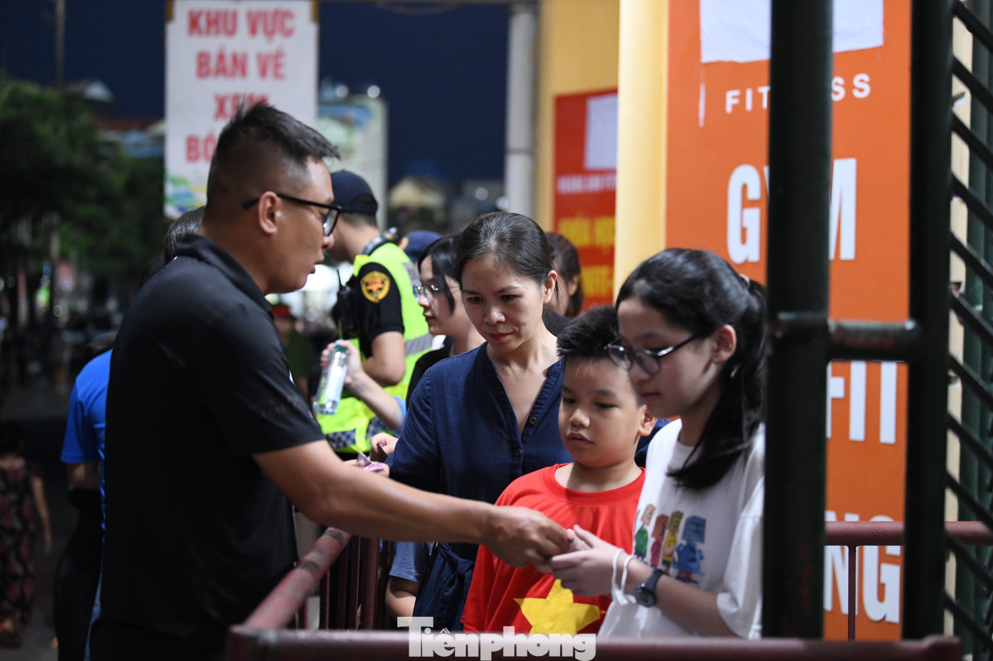 Trận đấu giao hữu giữa Việt Nam - Palestine 19h30 mới bắt đầu, nhưng người hâm mộ đến Thiên Trường từ rất sớm.