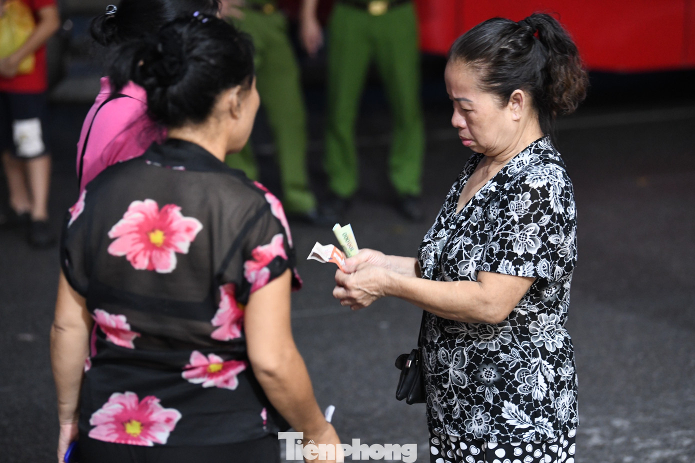 Trước trận đấu khoảng 1 tiếng, dòng người đổ về càng đông. Họ có thể mua vé từ Ban tổ chức hoặc dân phe vé với mức giá tương đương.