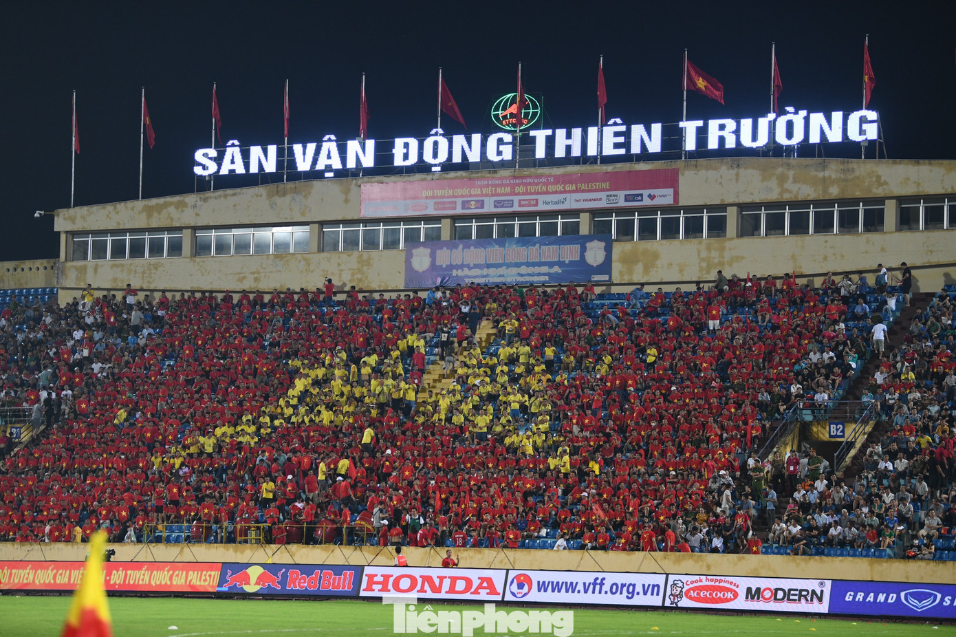 Ông Điểm cũng tiết lộ, sân Thiên Trường có sự chuẩn bị kỹ lưỡng cho trận đấu và nỗ lực tạo ra bầu không khí lễ hội. Hàng ngàn CĐV xếp hình đại kỳ là một trong những nét đặc sắc.