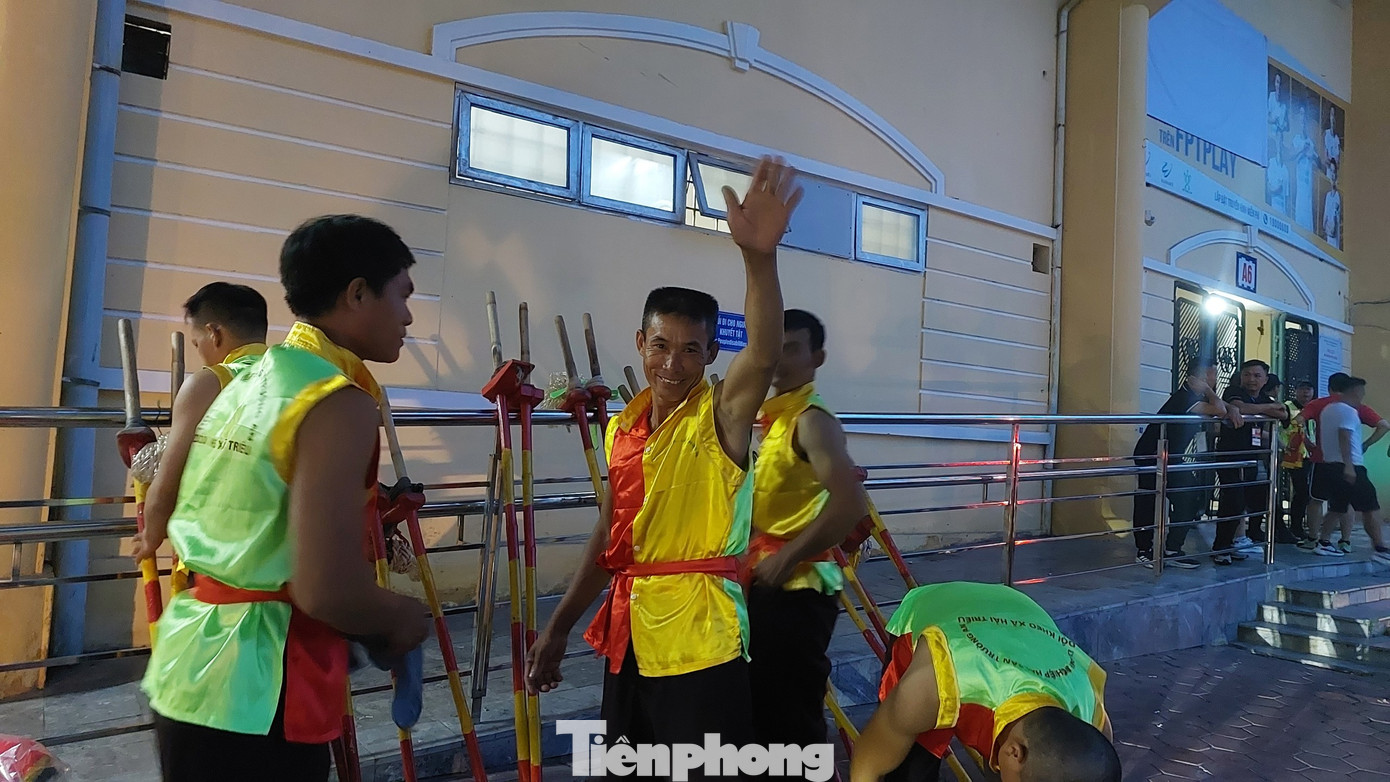 Để tạo nên dấu ấn, trước trận sẽ có màn biểu diễn của các nghệ sỹ múa lân trên cà kheo. Đây là nét độc đáo của người dân miền biển Hải Hậu, Nam Định.