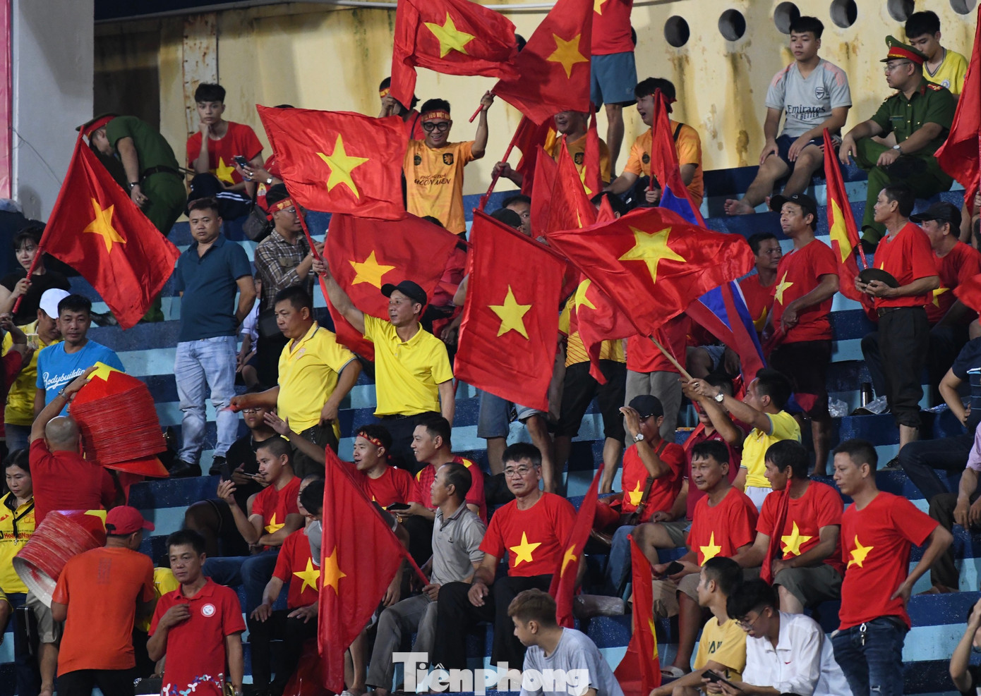 Không chỉ người dân Nam Định, sân Thiên Trường còn chào đón nhiều CĐV từ các tỉnh lân cận như Thái Bình, Ninh Bình...