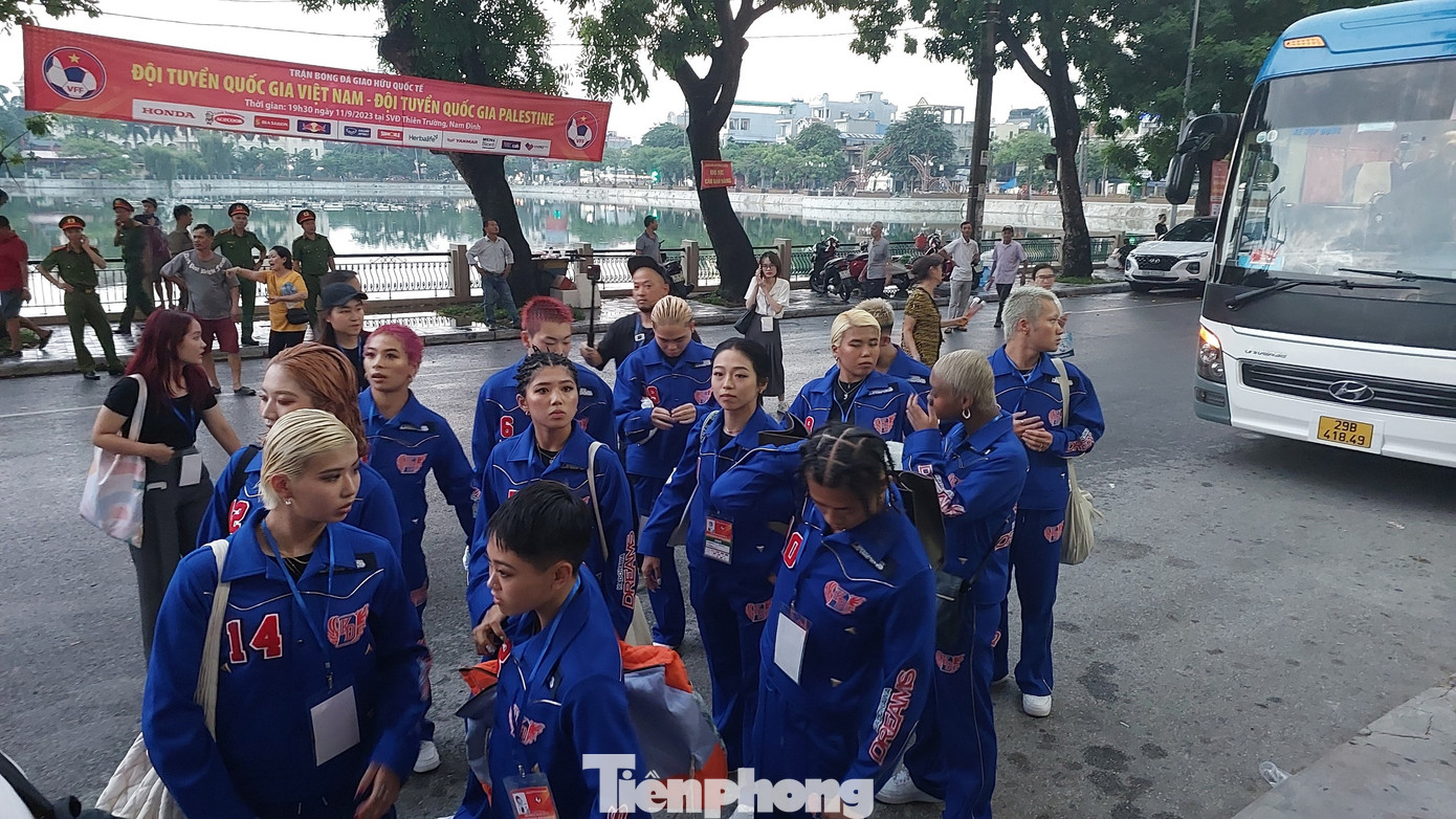 Bên cạnh đó, trận đấu còn có sự tham gia của dàn nghệ sỹ đến từ Nhật Bản, nhân dịp kỷ niệm 50 năm thành lập mối quan hệ ngoại giao giữa hai nước.