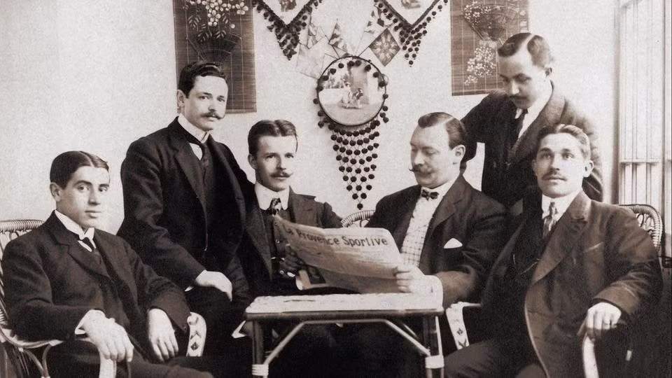 Những người chịu trách nhiệm thành lập Barcelona vào năm 1899, với Joan Gamper là người cầm tờ báo.