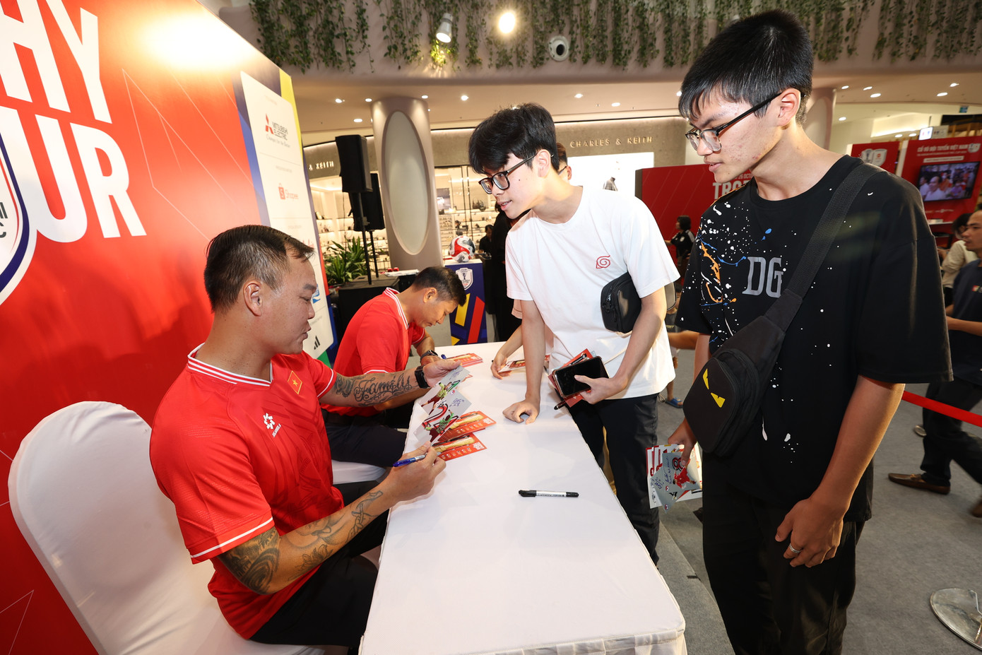 Hai cựu danh thủ Dương Hồng Sơn và Thạch Bảo Khanh giao lưu với người hâm mộ tại sự kiện ASEAN Cup Mitsubishi Electric Cup Trophy Tour.