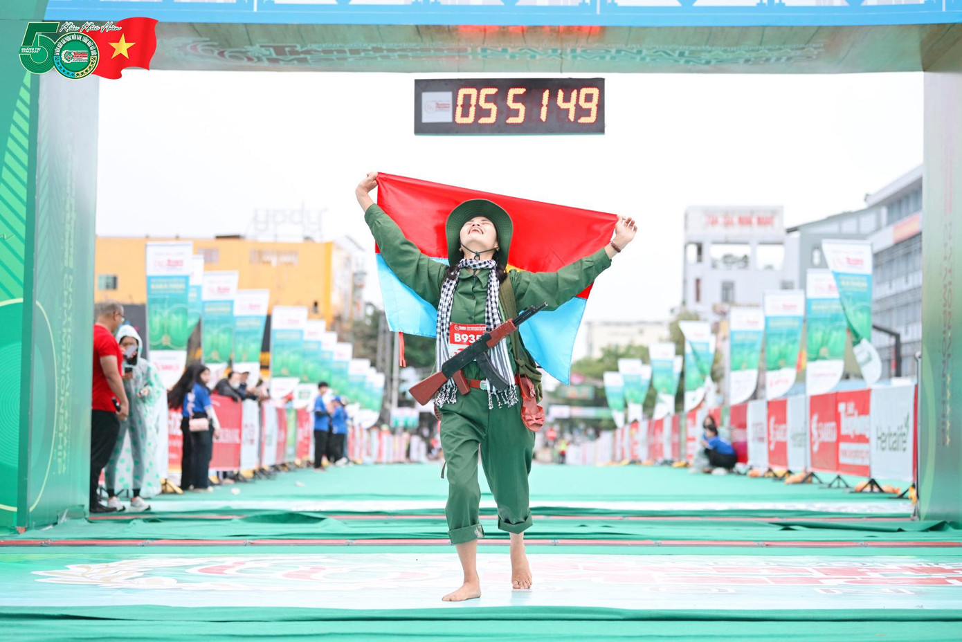 Rất nhiều runner của Tiền Phong Marathon 2025 mang cờ Tổ quốc, cờ Mặt trận giải phóng miền Nam và trang phục như những chiến sỹ giải phóng năm xưa trên đường chạy. Rất nhiều runner của Tiền Phong Marathon 2025 mang cờ Tổ quốc, cờ Mặt trận giải phóng miền Nam và trang phục như những chiến sỹ giải phóng năm xưa trên đường chạy.