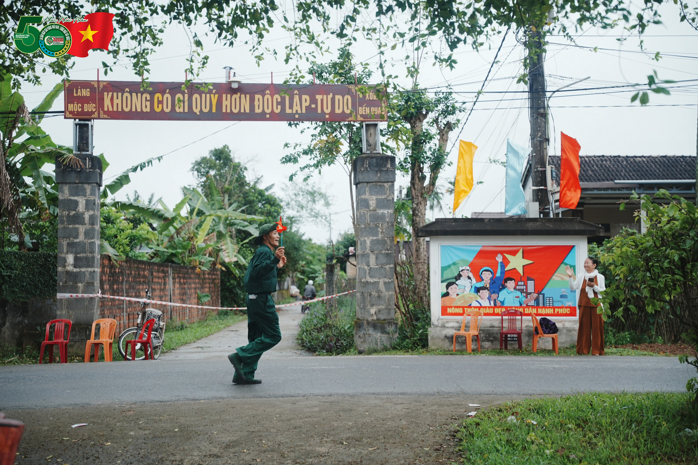 Chú Dương Văn Huê, cựu chiến binh tại mặt trận biên giới, hào hứng tham gia Tiền Phong Marathon 2025 với trang phục người lính bộ đội cụ Hồ. Chú Dương Văn Huê, cựu chiến binh tại mặt trận biên giới, hào hứng tham gia Tiền Phong Marathon 2025 với trang phục người lính bộ đội cụ Hồ.