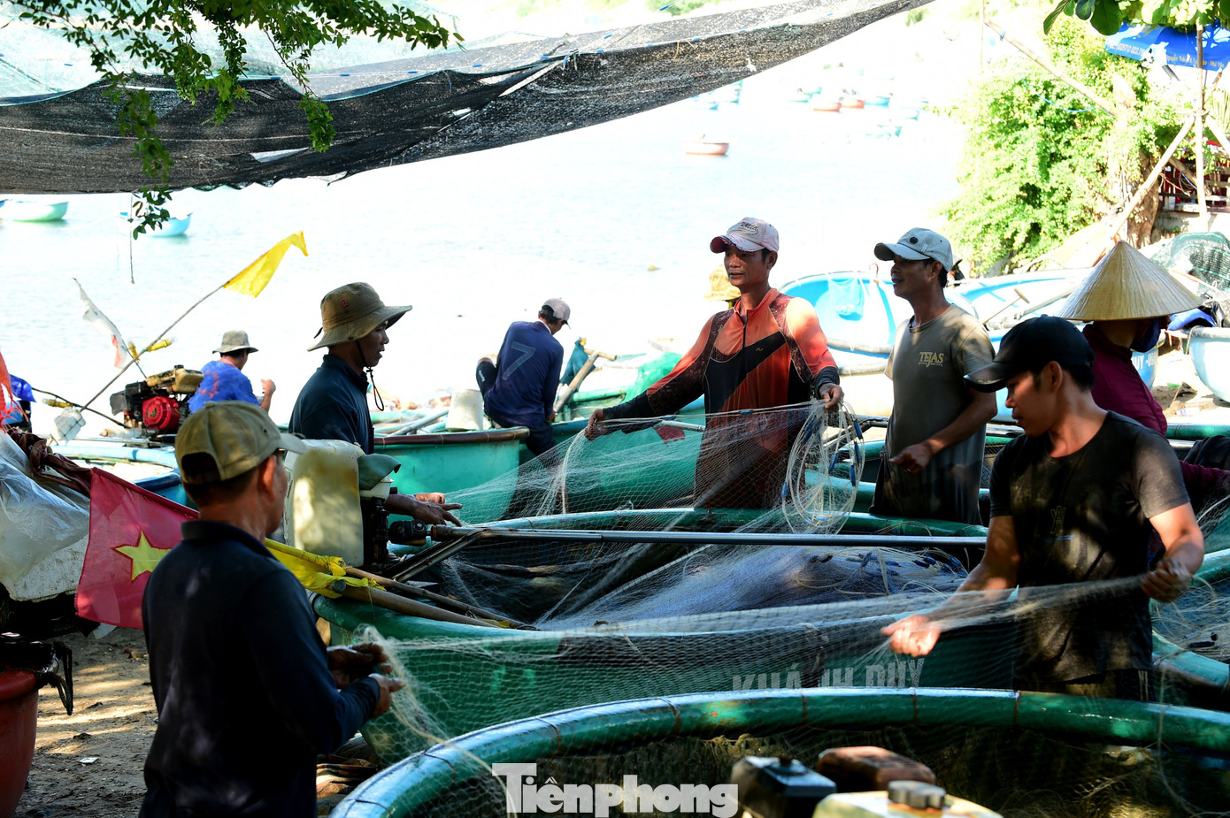 Trong khung cảnh rộn rã và đầy ắp tiếng cười, tất cả cùng nhau thu hoạch, sửa sang lại thuyền, sửa lại lưới, sẵn sàng cho buổi đánh bắt tiếp theo.