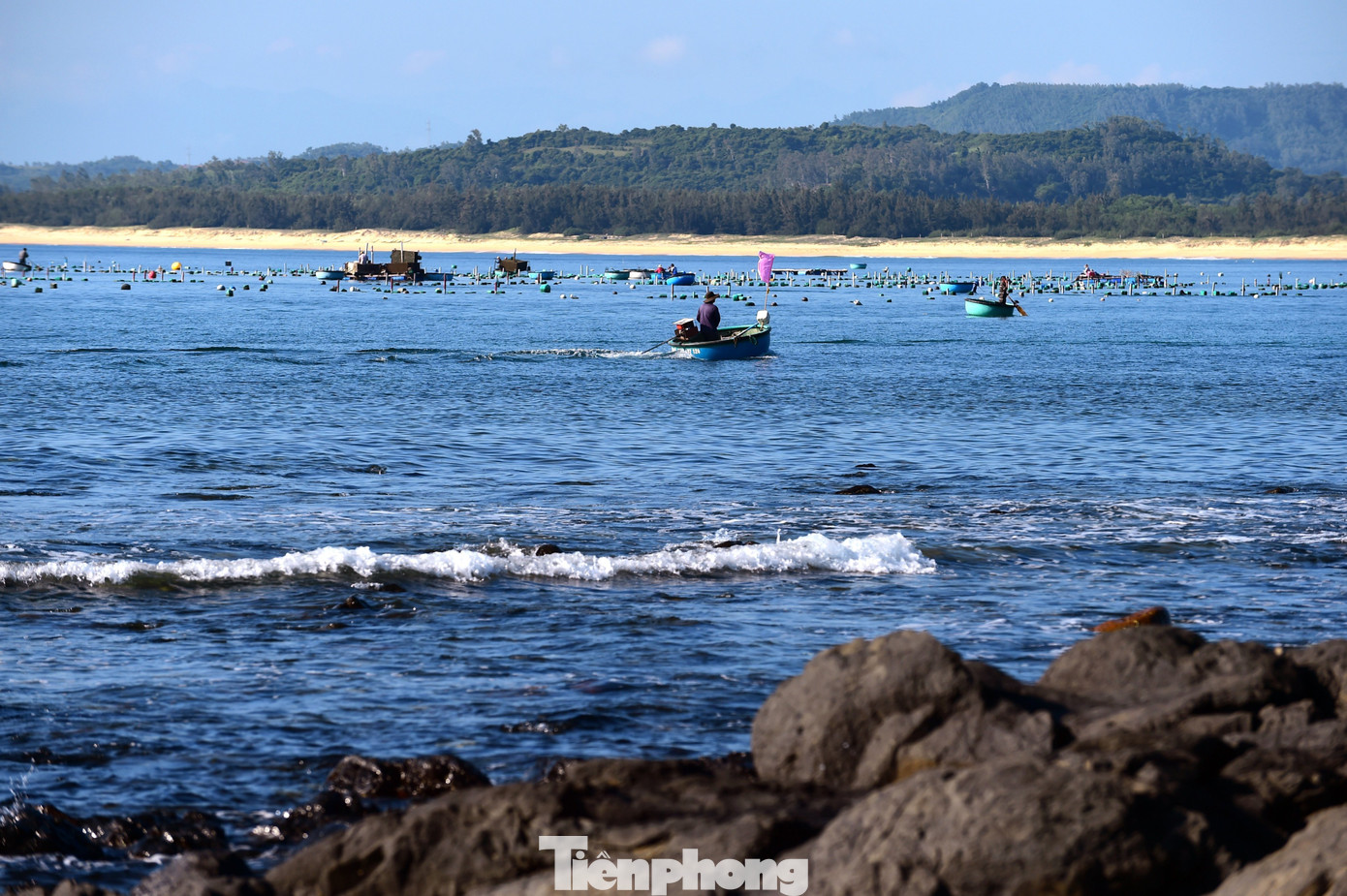 Biển chính là cuộc sống của những cư dân làng chài Nhơn Hội cần cù lao động. Từ lúc 3h sáng, đoàn thuyền gắn cờ Tổ quốc của đã tiến ra khơi.