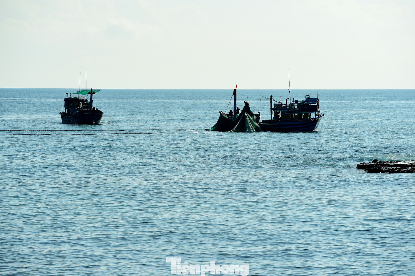 Họ làm bạn với gió và trăng, trước khi trở về cùng với ánh bình minh, mang theo những chiếc lưới căng đầy tôm cá.