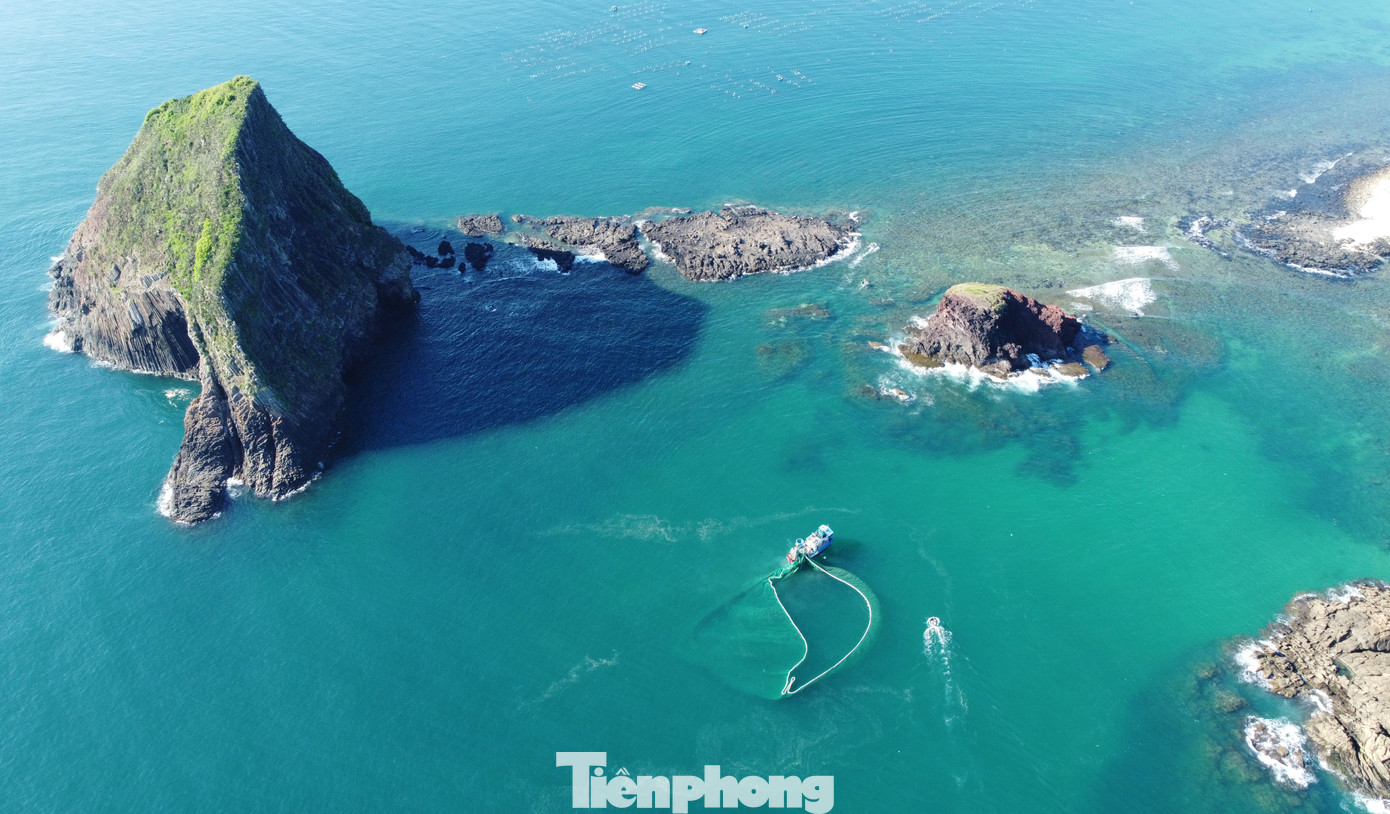 Theo sách Đại Nam Nhất Thống Chí triều Nguyễn, Phú Yên &quot;có đầm Yến Sơn ở ngoài biển, trước kia gọi là Chóp Yến, thời Minh Mạng đổi thành Yến Sơn&quot;. Hòn Yến thuộc địa phận xã An Hòa, huyện Tuy An, tỉnh Phú Yên, ngay trước làng chài Nhơn Hội. Bên cạnh Hòn Yến, dải đá nhô ra gọi là Gành Yến, kế bên là Hòn Sụn (hay Đụn).