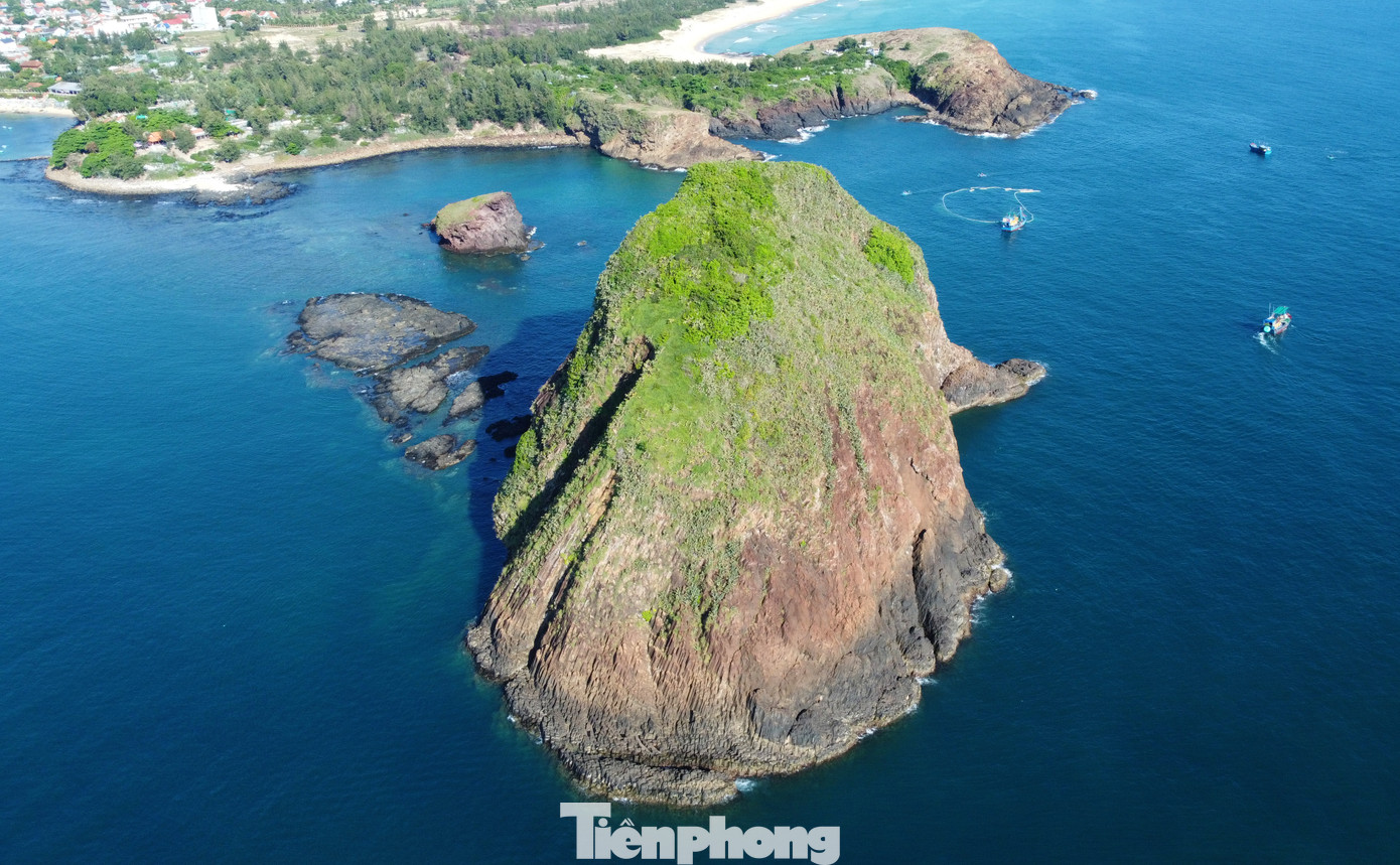 Nhìn từ trên cao, Hòn Yến như một con cá voi khổng lồ đang quẫy đuôi. Theo cư dân nơi đây, khi xưa yến thường làm tổ nên được đặt tên là Hòn Yến. Sau này yến di cư đi nơi khác. Có lẽ từ khá lâu rồi, nên tổ yến không được liệt kê trong mục thổ sản ở sách Đại Nam Nhất Thống Chí.