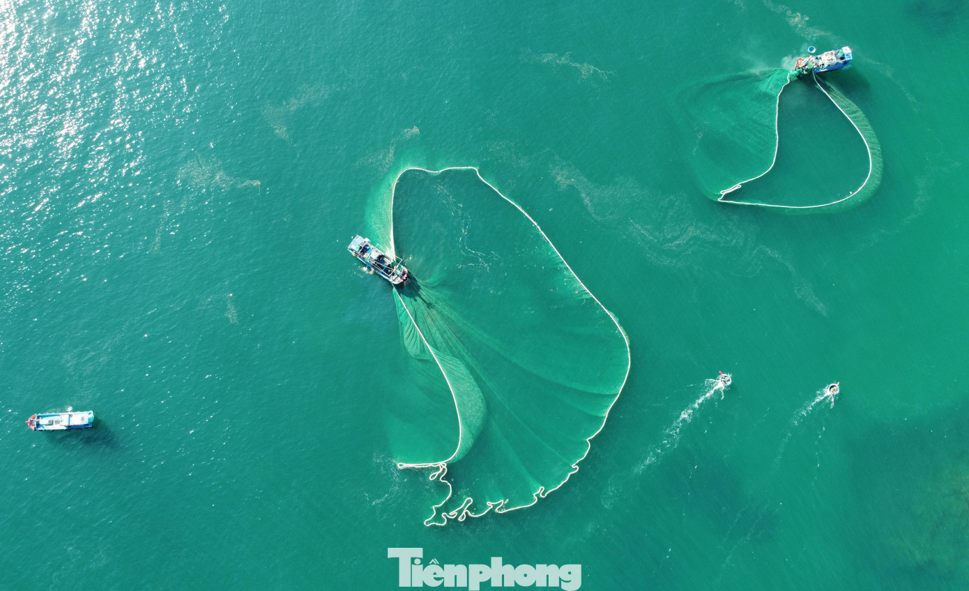 Từ trên cao nhìn xuống là khung cảnh nên thơ và cũng rất ngoạn mục, với những ngư dân quăng lưới trên mặt biển êm đềm màu ngọc bích.