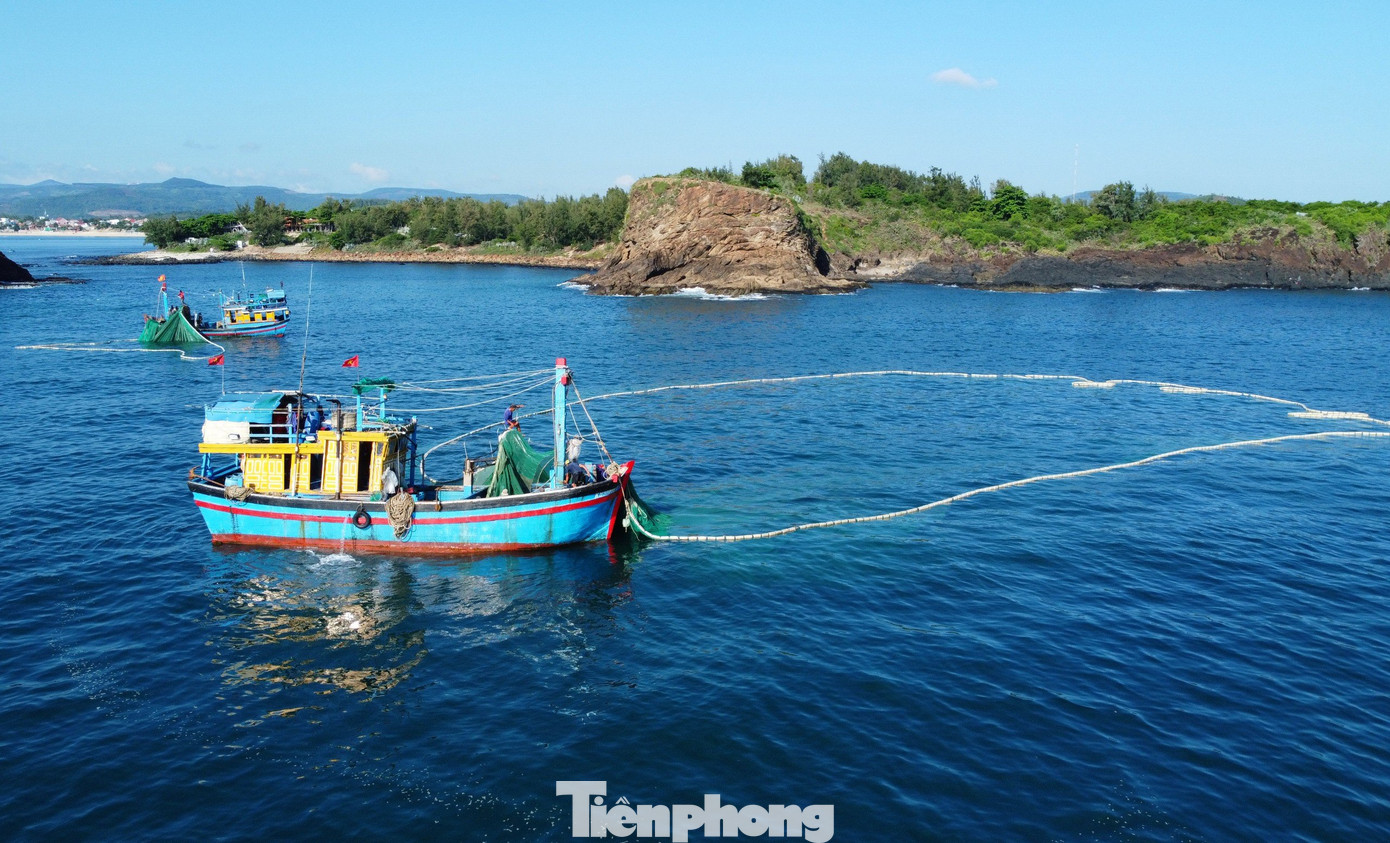 ... và &quot;Biển dịu dàng đôi mắt người thương/ Biển vạm vỡ sức trai từng ngọn sóng/ Như người Phú Yên vốn cần cù lao động&quot;.