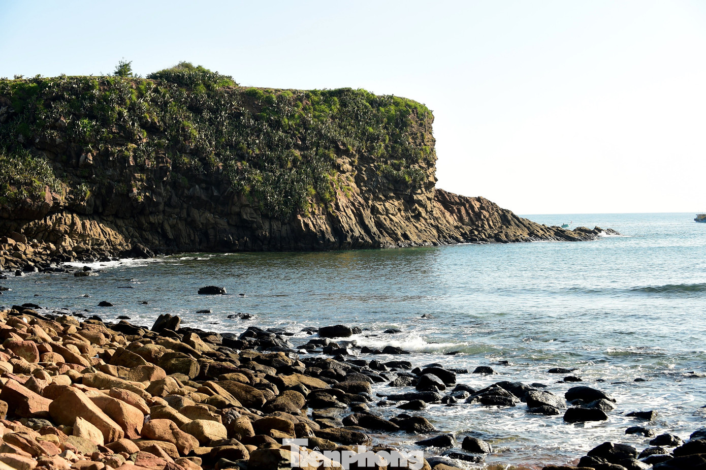 Từ Hòn Yến có thể nhìn ra bãi Xép phía xa, nơi được chọn làm bối cảnh bộ phim “ Tôi thấy hoa vàng trên cỏ xanh”, được chuyển thể từ truyện ngắn cùng tên của nhà văn Nguyễn Nhật Ánh. Và đó là một điểm đến hấp dẫn khác của nơi đất Phú trời Yên.