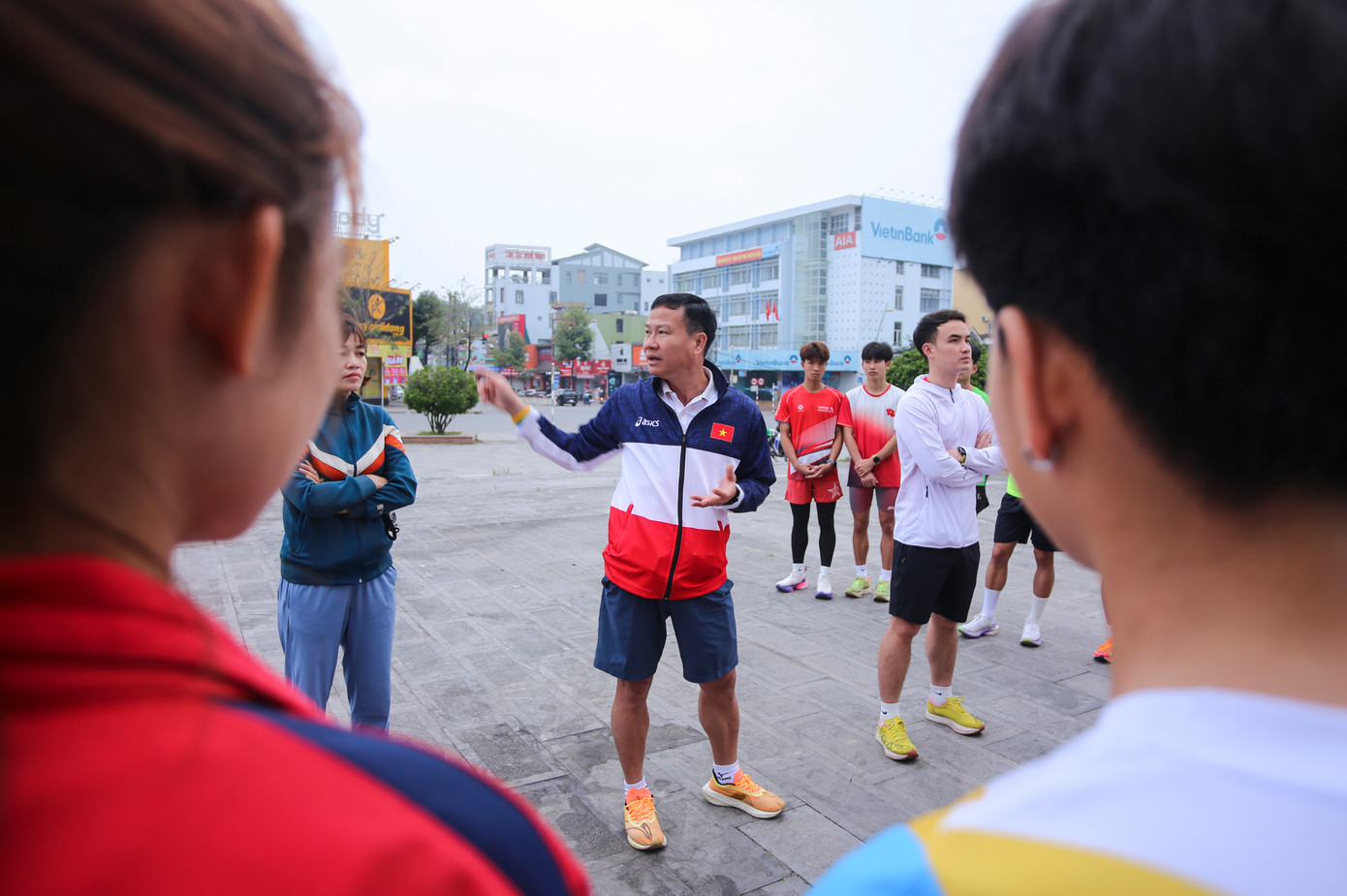 HLV Trần Văn Sỹ phổ biến giáo án tập luyện cho các thành viên Đội tuyển và đội tuyển trẻ Quốc gia. Tiền Phong Marathon 2025 được coi là một trong giải quan trọng nhằm chuẩn bị cho SEA Games 33 diễn ra tại Thái Lan vào cuối năm.