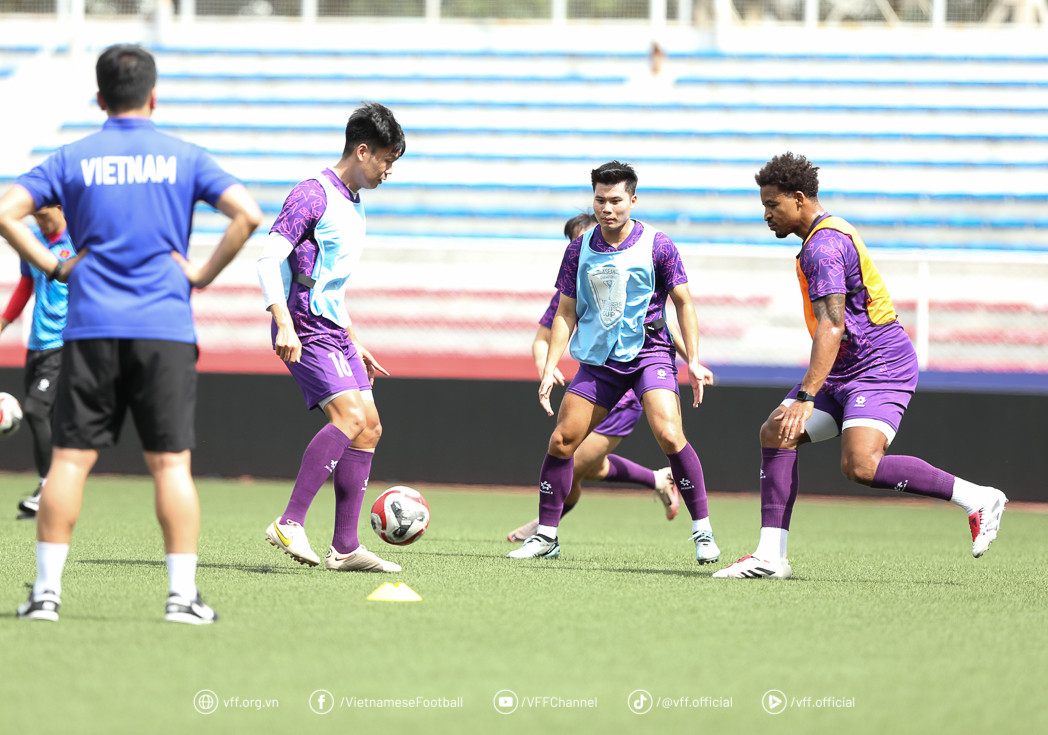 Nguyễn Xuân Son đang hòa nhập rất tốt trong màu áo đội tuyển. Nguyễn Xuân Son đang hòa nhập rất tốt trong màu áo đội tuyển.