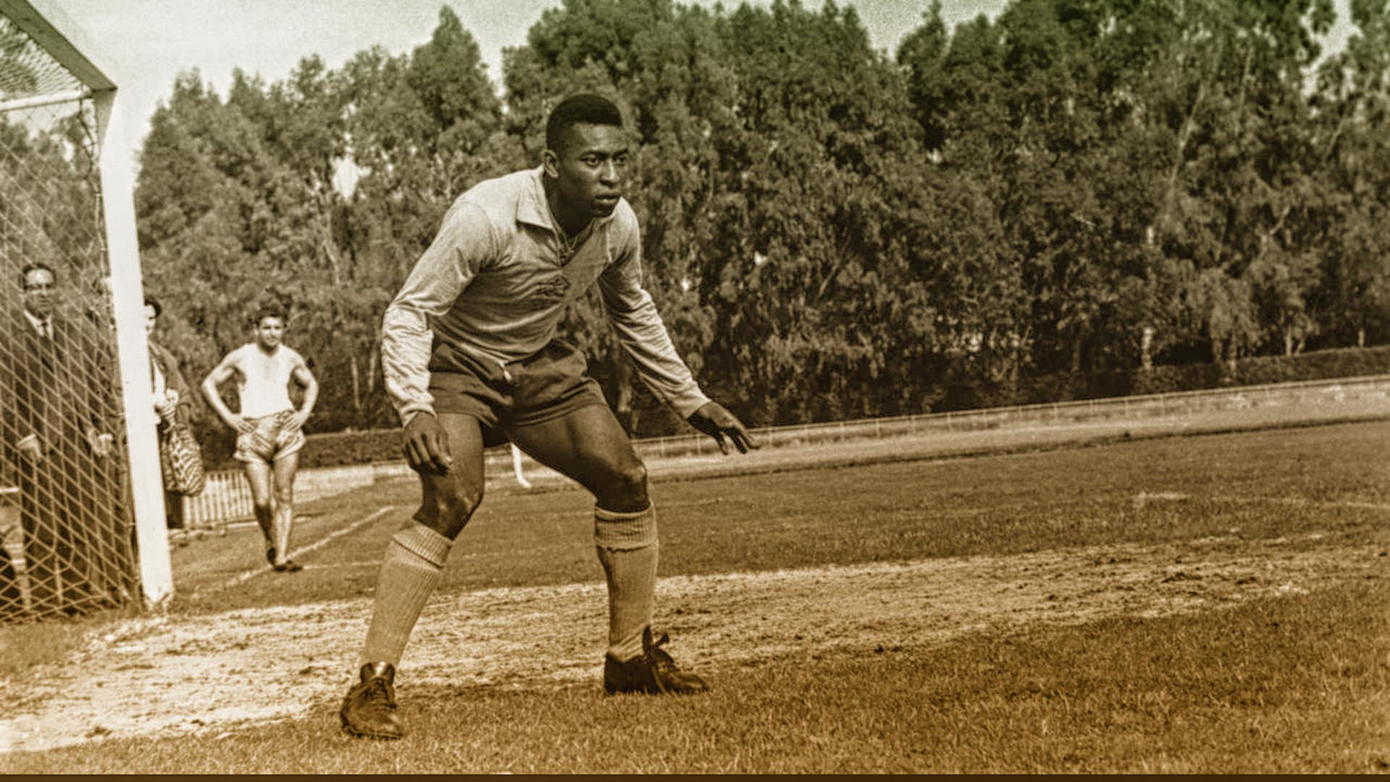 Pele trong khung gỗ với vai trò thủ môn. Pele trong khung gỗ với vai trò thủ môn.