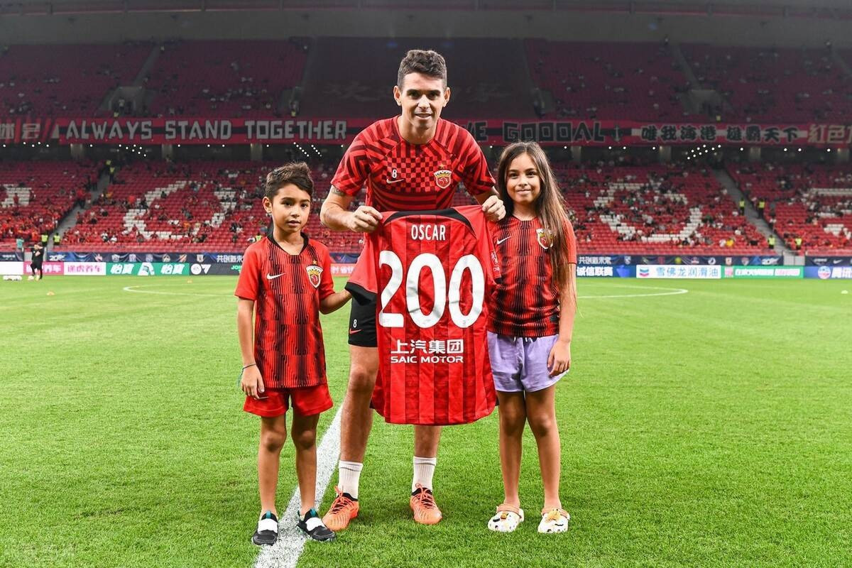 Oscar cùng hai con trong trận kỷ niệm 200 lần ra sân trong màu áo Shanghai Port.
