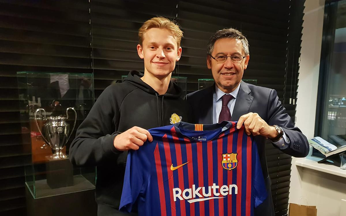 Barca cáo buộc bản hợp đồng gia hạn của De Jong ký dưới thời Bartomeu bất hợp pháp. (Ảnh: Getty Images)