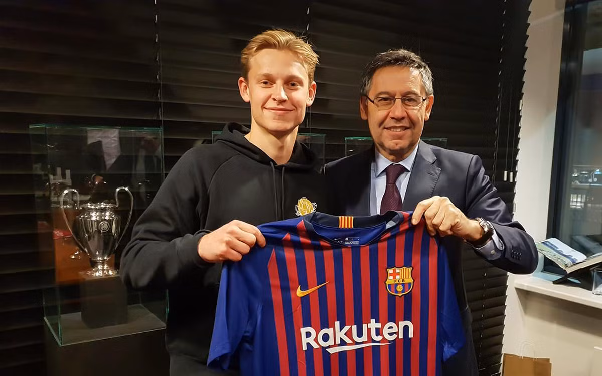 Barca cáo buộc bản hợp đồng gia hạn của De Jong ký dưới thời Bartomeu bất hợp pháp. (Ảnh: Getty Images)