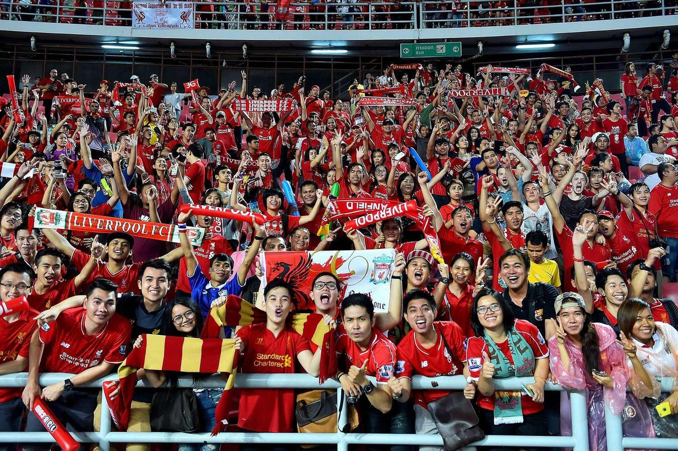 Fan Thái cổ vũ Liverpool vào năm 2013. Fan Thái cổ vũ Liverpool vào năm 2013.
