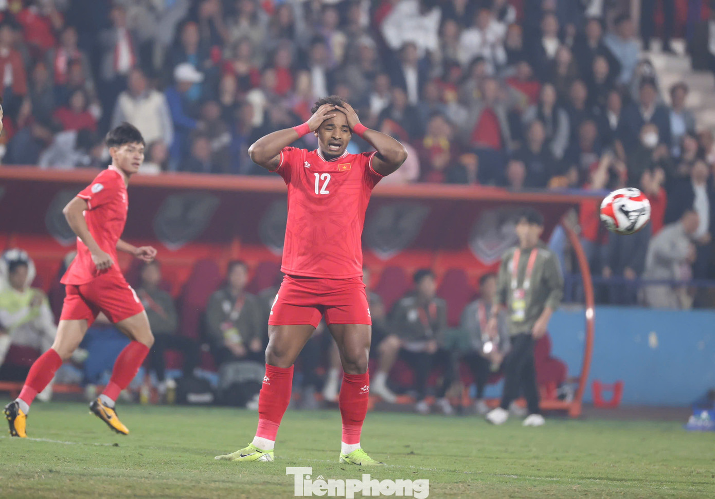 Trong hiệp một, Xuân Son có 24 lần chạm bóng, nhiều thứ ba trong đội. Tuy nhiên hàng thủ kỷ luật và áp sát nhanh của Thái Lan khiến anh có ít thời gian và không gian để có được cú dứt điểm như ý. Trong 4 tình huống dứt điểm, chỉ 1 trúng đích.