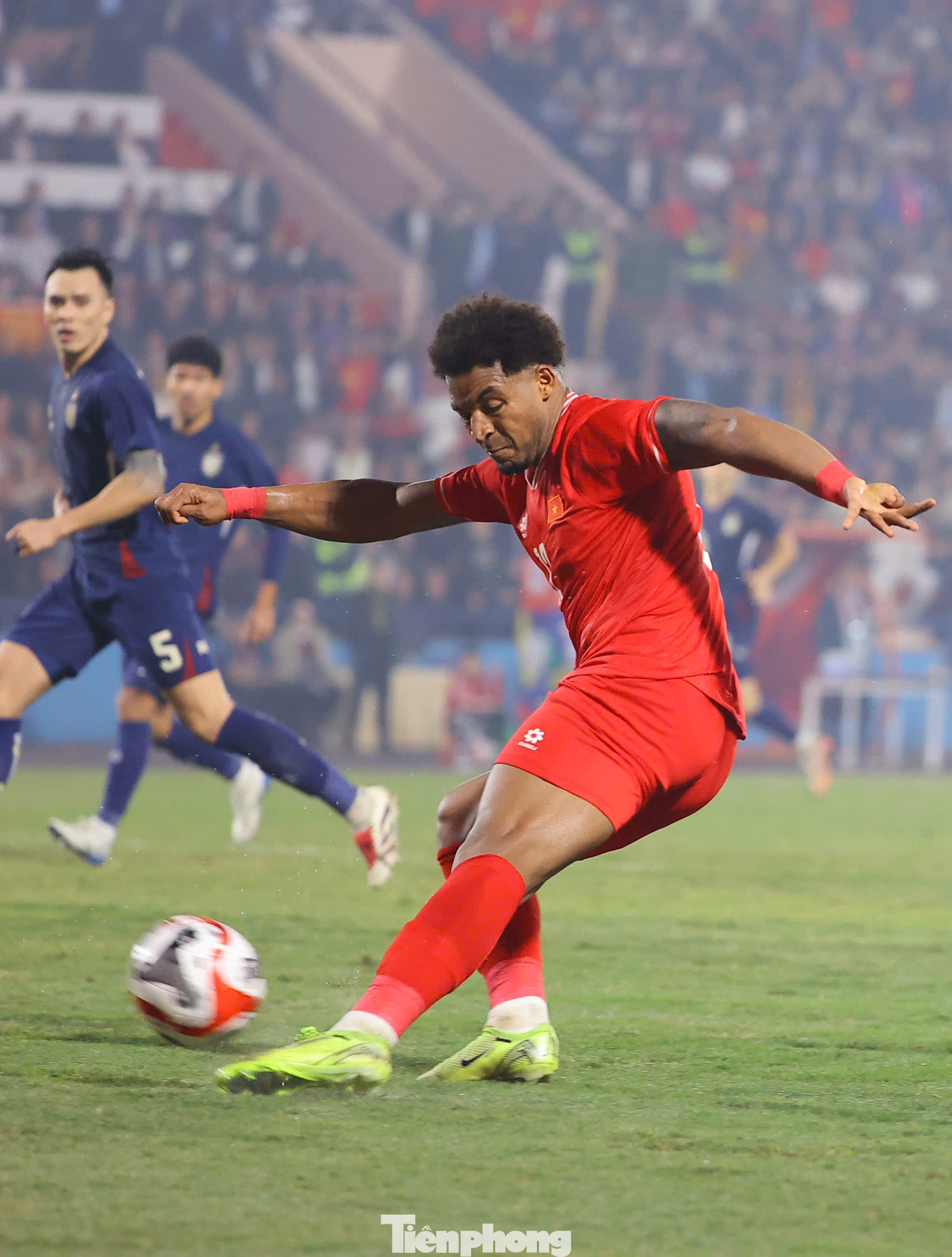 Pha bóng đáng chú ý nhất Xuân Son tạo nên trong nửa đầu trận là cú sút ở góc hẹp sau đường chuyền của Văn Vĩ. Dường như anh hơi nóng vội, bỏ qua lựa chọn căng ngang vào trong.