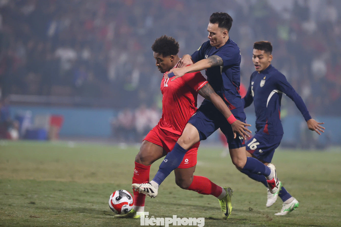 Những màn trình diễn nổi bật ở 3 trận trước khiến Xuân Son bị các cầu thủ Thái Lan theo kèm rất chặt. Không ít lần anh phải nằm sân và tỏ ra đau đớn sau các tình huống phạm lỗi.