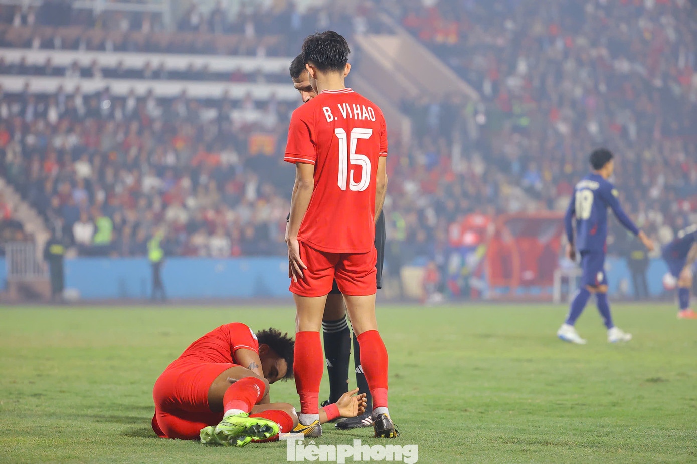 Tệ hơn, số 12 của đội tuyển Việt Nam tỏ ra khá đau đớn ở vai trái, mang đến nhiều lo lắng cho người hâm mộ luôn hô vang cái tên &quot;Xuân Son&quot; trên khán đài Việt Trì.