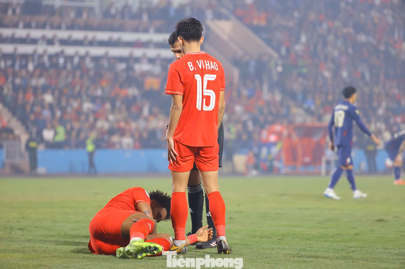 Tệ hơn, số 12 của đội tuyển Việt Nam tỏ ra khá đau đớn ở vai trái, mang đến nhiều lo lắng cho người hâm mộ luôn hô vang cái tên "Xuân Son" trên khán đài Việt Trì.