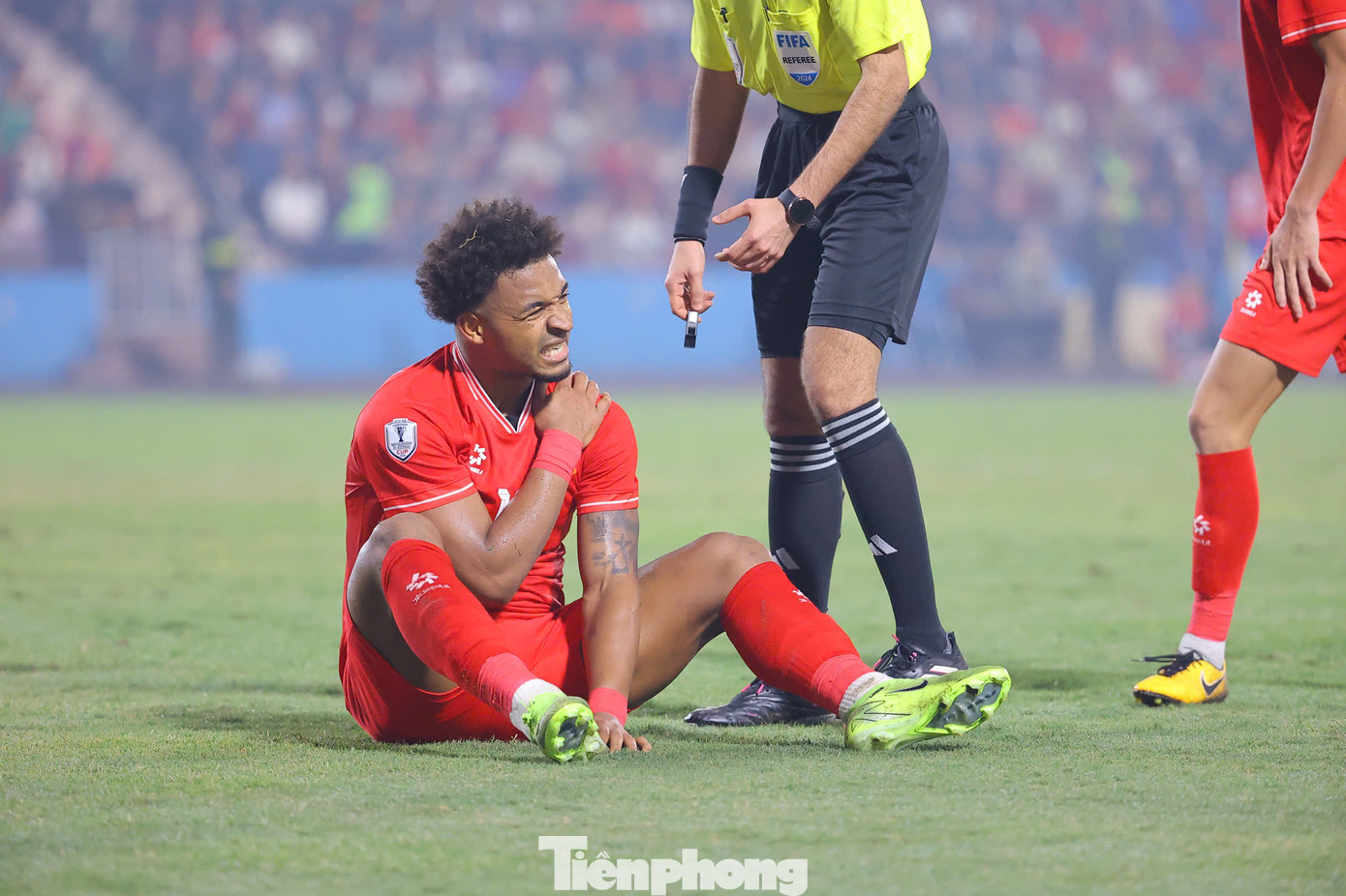 Tệ hơn, số 12 của đội tuyển Việt Nam tỏ ra khá đau đớn ở vai trái, mang đến nhiều lo lắng cho người hâm mộ luôn hô vang cái tên &quot;Xuân Son&quot; trên khán đài Việt Trì.