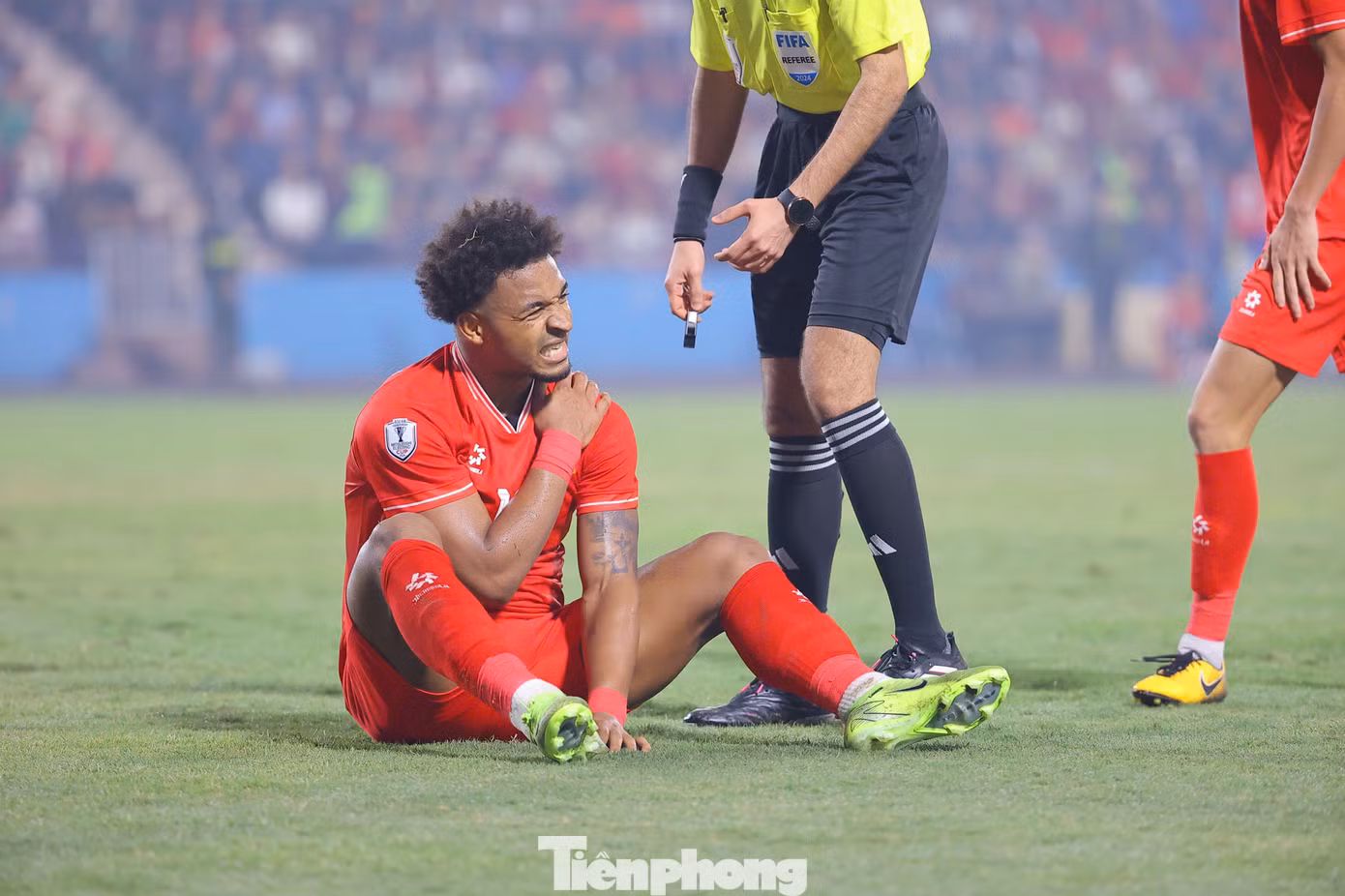 Tệ hơn, số 12 của đội tuyển Việt Nam tỏ ra khá đau đớn ở vai trái, mang đến nhiều lo lắng cho người hâm mộ luôn hô vang cái tên "Xuân Son" trên khán đài Việt Trì.